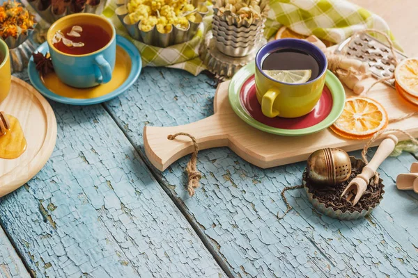 Bardak bitki çayı ve adet limon, Kuru otlar ve farklı süslemeler ile