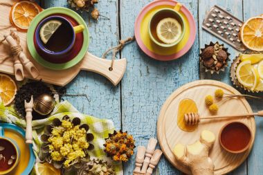 Bardak bitki çayı ve adet limon, Kuru otlar ve farklı süslemeler ile