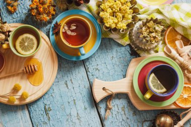 Bardak bitki çayı ve adet limon, Kuru otlar ve farklı süslemeler ile