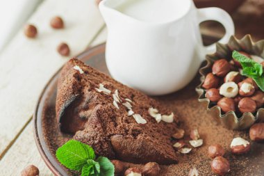 Parça çikolatalı kek, nane yaprağı, fındık ve süt ile kavanoz