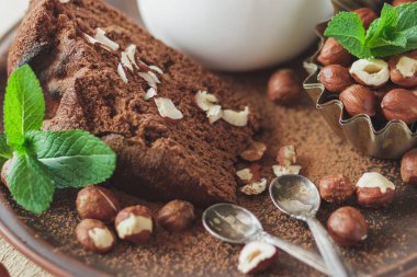 Parça çikolatalı kek, nane yaprağı, fındık ve süt ile kavanoz