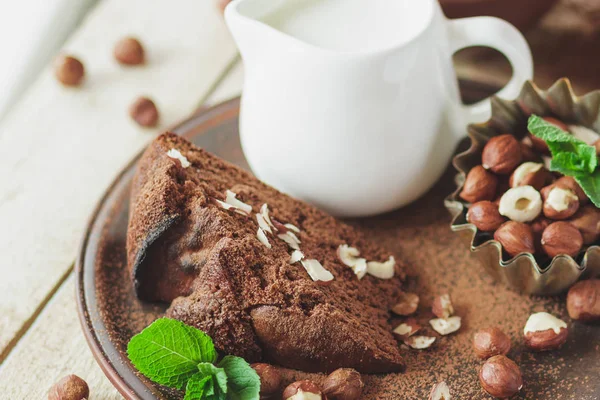 Parça çikolatalı kek, nane yaprağı, fındık ve süt ile kavanoz