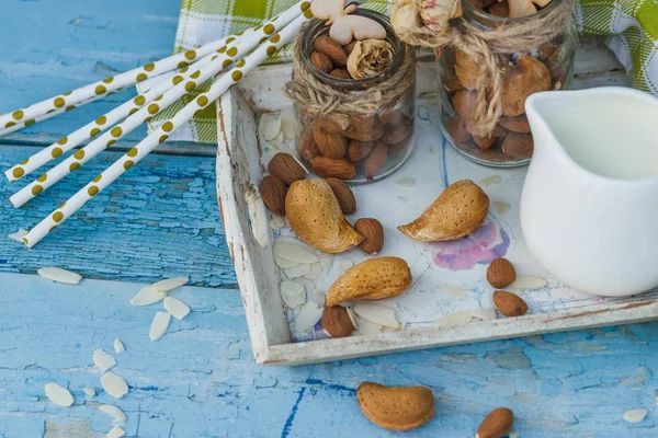 Badem Cam Kavanoz ahşap tepsi ve dekoratif tüpler için içecek süt ile