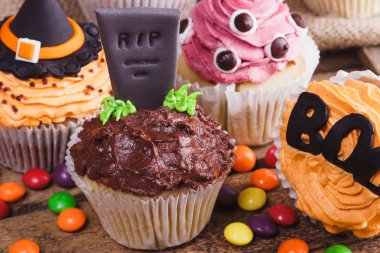 Renkli süslemeleri ile Halloween cupcakes