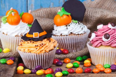 Renkli sakız süslemeleri ile Halloween cupcakes