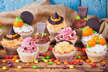 Renkli sakız süslemeleri ile Halloween cupcakes