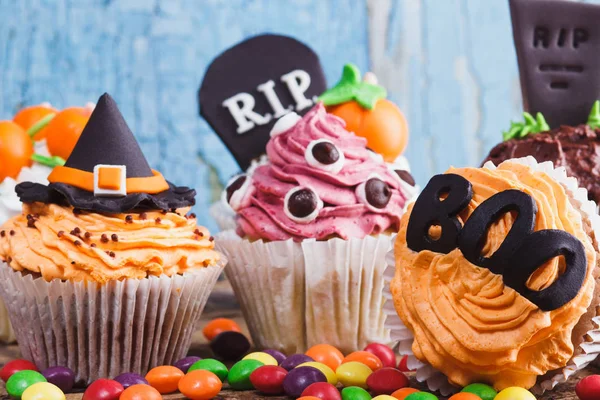 Halloween cupcakes s barevnými tmely dekorace — Stock fotografie