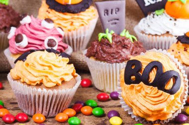 Renkli süslemeleri ile Halloween cupcakes