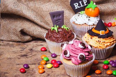Renkli sakız süslemeleri ile Halloween cupcakes