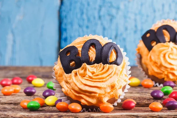 Halloween cupcakes s barevnými tmely dekorace — Stock fotografie