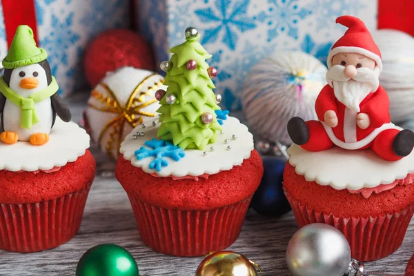 Christmas cupcakes with colored decorations — Stock Photo, Image