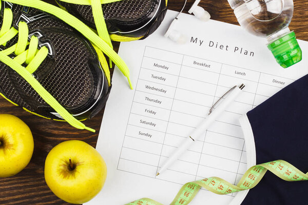 Зеленые кроссовки, наушники и спортивный лифчик
