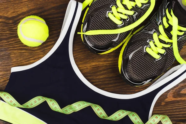 绿色的球鞋、 球和体育胸罩 — 图库照片