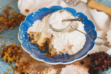 Ev yapımı ekmek: Kuru üzüm ve pudra şekeri ile Cupcakes