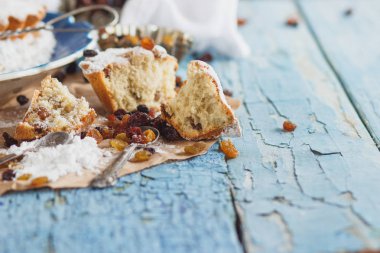 Ev yapımı ekmek: Kuru üzüm ve pudra şekeri ile Cupcakes