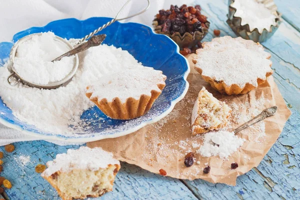 Cozinha caseira: Cupcakes com passas e açúcar em pó — Fotografia de Stock