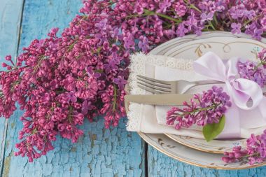 Sofra ve gümüş ışık mor Lila buket