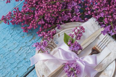 Sofra ve gümüş ışık mor Lila buket