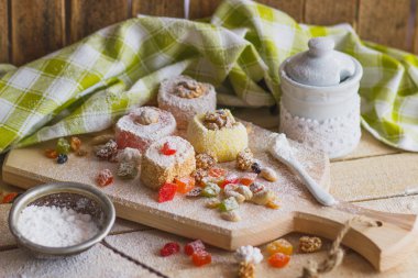 Şekerlenmiş kabuğu, fındık ve pudra şekeri ile rahat lokum kümesi
