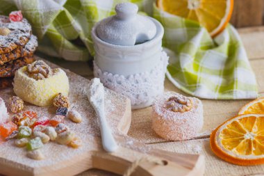 Şekerlenmiş kabuğu, fındık ve pudra şekeri ile rahat lokum kümesi