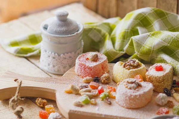 Γλυκά Ανατολής με ζαχαρωμένα φρούτα, ξηρούς καρπούς και τη ζάχαρη σε σκόνη — Φωτογραφία Αρχείου