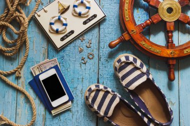 Çizgili terlik, telefon ve ahşap zemin üzerine deniz süslemeleri