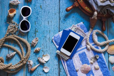 Çizgili havlu, telefon ve ahşap zemin üzerine deniz süslemeleri