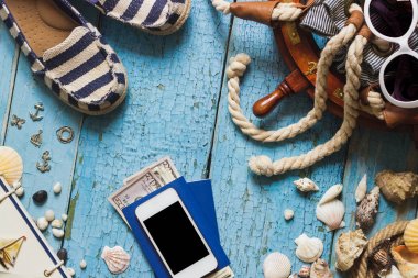 Çizgili terlik, telefon ve ahşap b deniz süslemeleri