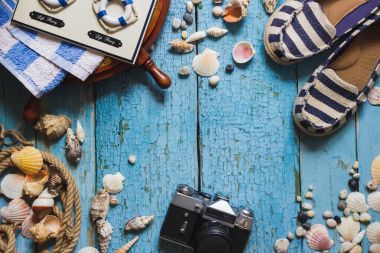 Çizgili terlik, kamera ve ahşap üzerinde deniz süslemeleri 