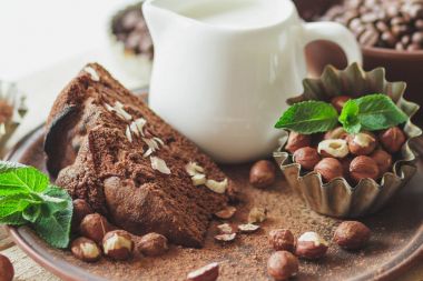 Parça çikolatalı kek, nane yaprağı, fındık ve süt ile kavanoz