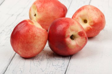 Olgun kırmızı şeftali Beyaz ahşap tablo