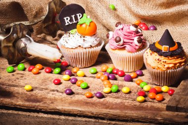Renkli süslemeleri ile Halloween cupcakes