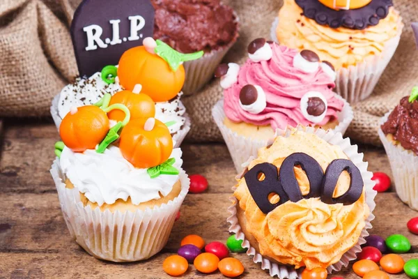 Halloween cupcakes s barevnými tmely dekorace — Stock fotografie