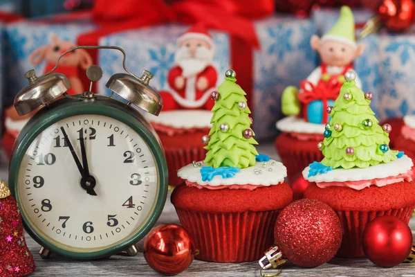 Pastelitos de Navidad con decoraciones de colores —  Fotos de Stock
