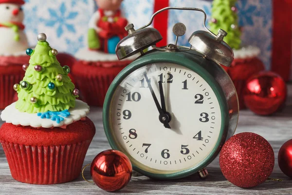 Cupcake de Noël avec des décorations colorées — Photo