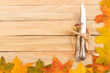 Çatal bıçak takımı akçaağaç yapılan çerçeve içinde bırakır