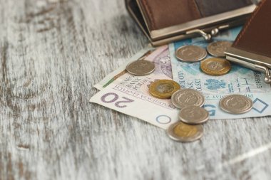 Eski ahşap arka plan üzerinde küçük cüzdan ile Polonya Zlotisi