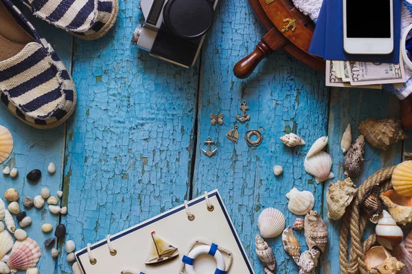 Çizgili terlik, telefon ve ahşap zemin üzerine deniz süslemeleri