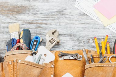 Farklı inşaat araçları, ahşap arka plan