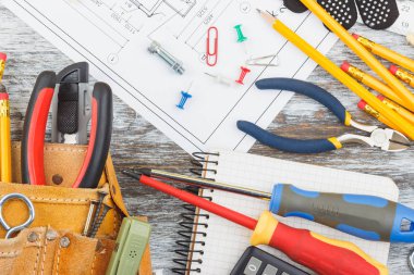 Farklı inşaat araçları, ahşap arka plan