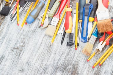 Farklı inşaat araçları, ahşap arka plan