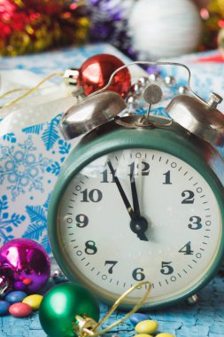 Renkli süslemeleri ile Noel saat