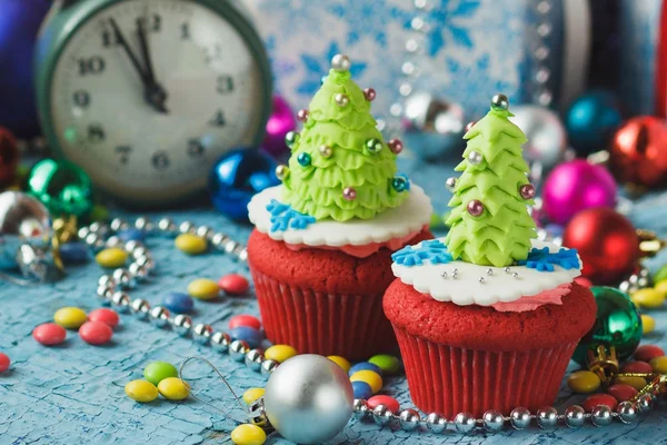 Cupcakes de Natal com decorações coloridas — Fotografia de Stock