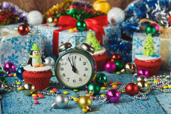 Πράσινο ξυπνητήρι και χριστουγεννιάτικα cupcakes με στολίδια φτιαγμένα από μαστίχα ζαχαροπλαστικής — Φωτογραφία Αρχείου