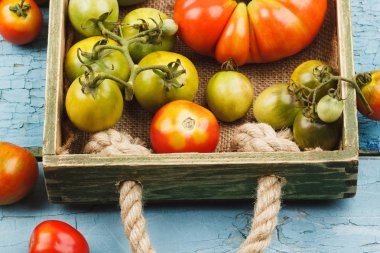 Dizi içinde ahşap tepsi olgun domates