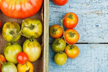 Dizi içinde ahşap tepsi olgun domates