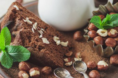 Parça çikolatalı kek, nane yaprağı, fındık ve süt ile kavanoz