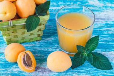 Sepette bardak suyu ve nane yaprakları ile olgun turuncu kayısı