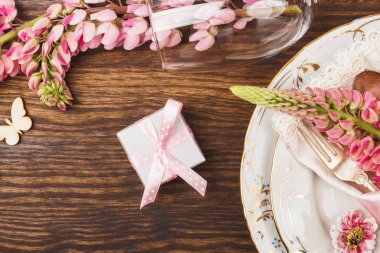 Sofra ve gümüş çiçek ve süslemeleri ile