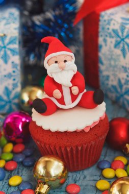 Renkli süslemeleri ile Noel kek